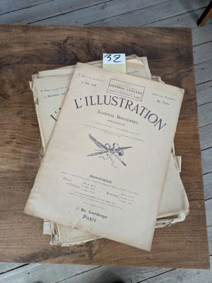 une pile de vieux livres posée sur une table en bois