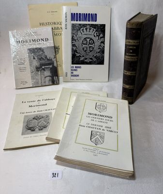 plusieurs livres sont posés sur une table recouverte d'une nappe blanche