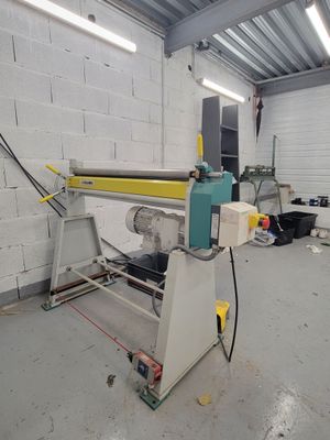 une machine qui découpe une feuille de papier dans un entrepôt