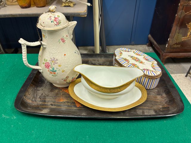 Coffret chantourné en porcelaine décor floral (porte la marque de