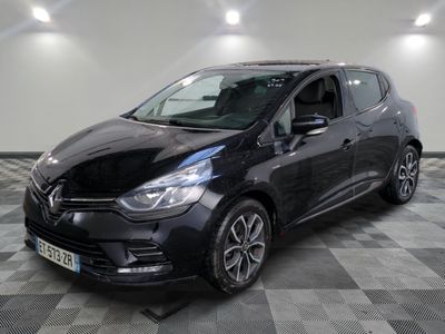 la voiture noire est garée dans le garage sur un sol en damier