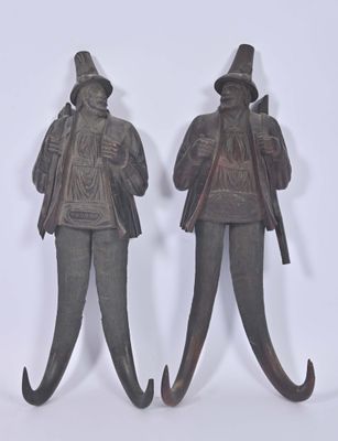paire de figurines en bronze représentant un homme et une femme avec des parapluies
