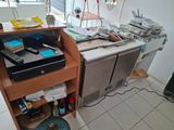 une cuisine équipée d'une cuisinière, d'un évier, d'un réfrigérateur et d'autres objets posés sur le plan de travail