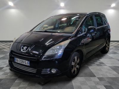 la photo d'une voiture noire garée dans un garage