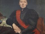 portrait d'une femme portant une écharpe rouge, assise à un bureau