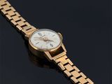 une image d'un gros plan d'une montre-bracelet sur une surface noire
