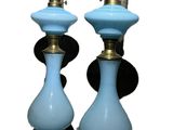 deux vases bleus placés l'un à côté de l'autre