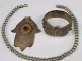 un bracelet en argent et un bracelet orné d'un hamet
