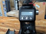 un moulin à café posé sur une table en bois