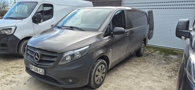 deux camionnettes garées l'une à côté de l'autre dans un parking