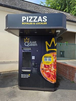 un distributeur automatique de pizzas orné d'une couronne sur le devant