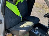 la banquette arrière d'une voiture, avec une couverture et un sac à l'intérieur
