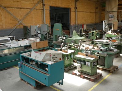 de nombreuses machines qui sont installées dans une grande salle