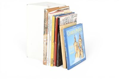 plusieurs livres sont empilés sur une surface blanche