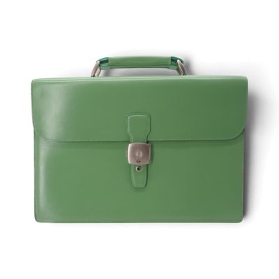 porte-documents en cuir vert sur fond blanc, avec une découpe au niveau de la poignée