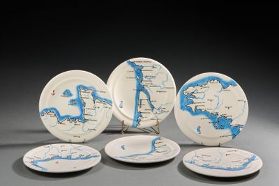 quatre assiettes ornées d'une carte sont posées sur une table