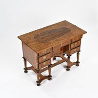 Bureau mazarin en bois de placage marqueté et bois noirci, à… (photo 6)