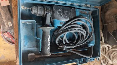 une boîte bleue avec des outils à l'intérieur sur le sol