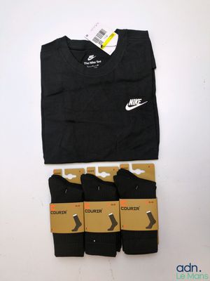 une paire de chaussettes noires et un t-shirt noir sont posés sur une table