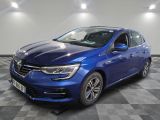 une voiture bleue garée dans un garage au sol en damier