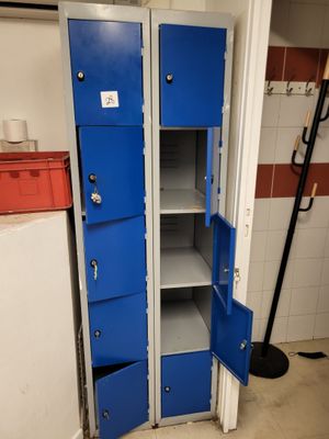 deux casiers bleus dans le coin d'une pièce