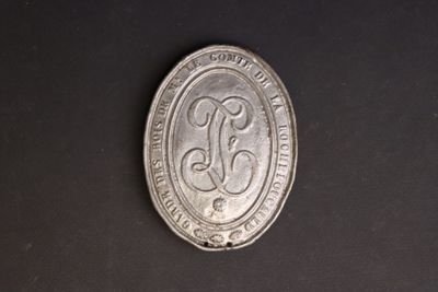 gros plan d'une pièce de monnaie en argent sur une surface noire