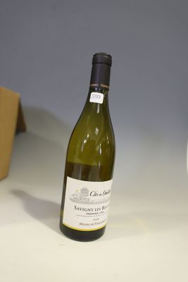 une bouteille de vin posée sur une table à côté d'une boîte