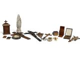 une collection d'objets religieux disposés sur un fond blanc