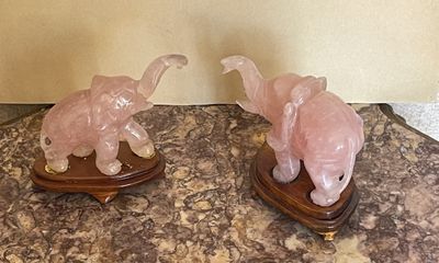 deux figurines d'éléphants posées sur un socle en bois