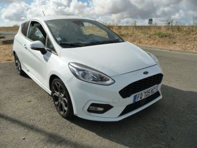 la voiture blanche est garée sur le côté de la route
