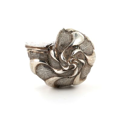 bague en argent massif présentant un motif torsadé sur fond blanc
