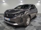la voiture grise est garée sur un sol en damier dans le garage