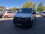 une camionnette blanche garée dans un parking