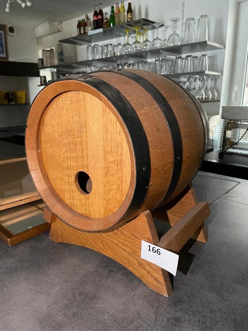 Tonnelet ainsi que deux ardoises pour menu