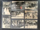 plusieurs vieilles photographies en noir et blanc représentant des personnes et des animaux, posées sur une table