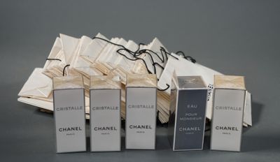 plusieurs coffrets de parfum Chanel posés les uns à côté des autres sur une table