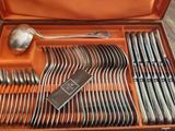 un coffret en bois contenant un service d'argenterie