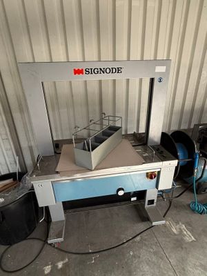 a picture of a machine that is sitting in a garage