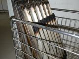 un panier en métal rempli d'une multitude d'objets argentés et noirs