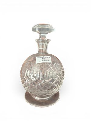 une bouteille en verre sur laquelle est collée une étiquette