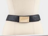 un gros plan sur le torse d'un mannequin portant une ceinture