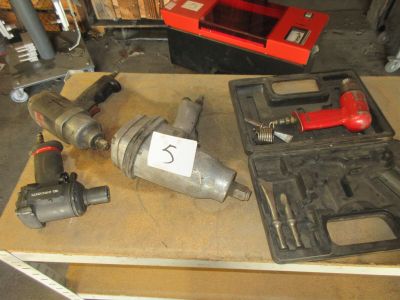 un grand nombre d'outils posés sur une table