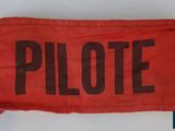un gros plan sur un sac rouge portant l'inscription « pilot »