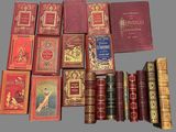 un grand nombre de livres posés sur une table