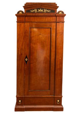un meuble en bois surmonté d'une horloge
