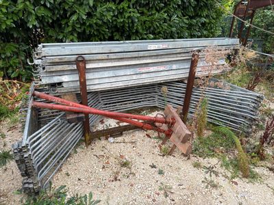un banc posé dans le sable près de quelques buissons