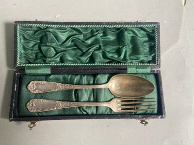 une boîte contenant deux cuillères et une fourchette