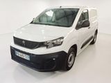 La camionnette blanche est garée dans une pièce blanche au sol blanc.