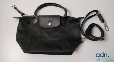 Longchamp en cuir noir avec des finitions argentées