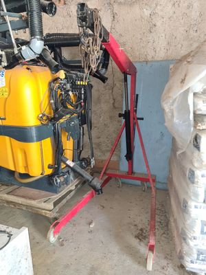 une machine posée sur une palette dans un garage